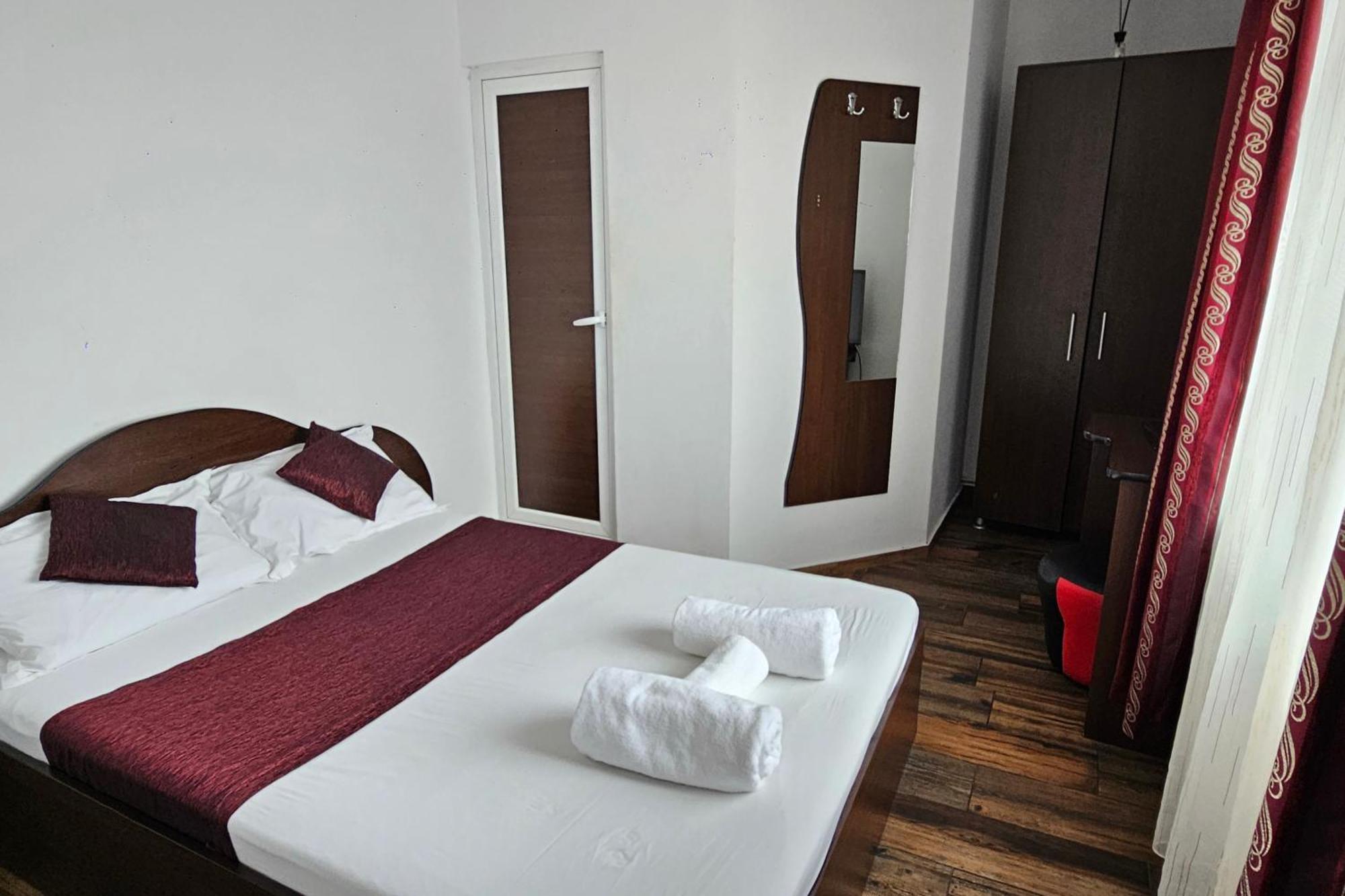 Flamingo Hotel Piteşti Exterior foto